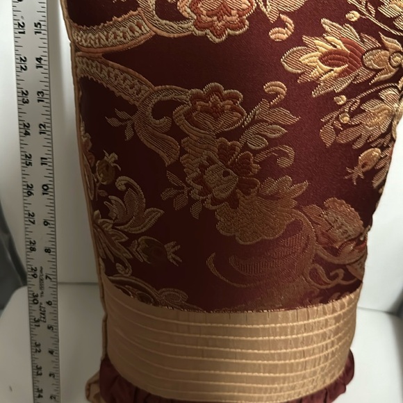 Nice maroon pillow no tags Used in like new condition - Picture 1 of 8